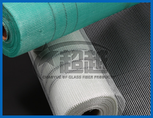 內墻保溫耐堿玻纖網是以中堿或無堿玻璃纖維網格布為基材再經涂覆改性丙烯酸酯共聚膠液而成。具有質輕、高強、耐溫、耐堿、防水、耐腐蝕、抗龜裂、尺寸穩定等特點。能有效避免抹灰層整體表面張力收縮以及外力引起的開